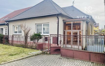 Veľký, čiastočne zrekonštruovaný rodinný dom v centre obce, len 10 min. od Trnavy