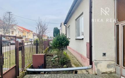 Veľký, čiastočne zrekonštruovaný rodinný dom v centre obce, len 10 min. od Trnavy