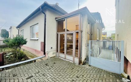 Veľký, čiastočne zrekonštruovaný rodinný dom v centre obce, len 10 min. od Trnavy