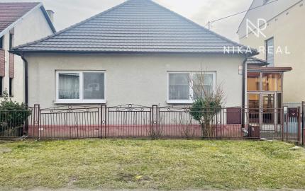 Veľký, čiastočne zrekonštruovaný rodinný dom v centre obce, len 10 min. od Trnavy