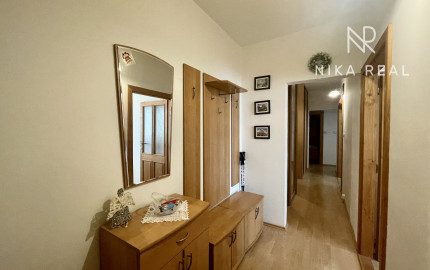 REZERVOVANÉ - Veľký a zariadený 2-izbový byt v obľúbenej lokalite s nádherným výhľadom