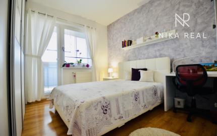 REZERVOVANÉ! Priestranný 3-izbový byt s loggiou a veľkou pivnicou len 10 minút od Trnavy