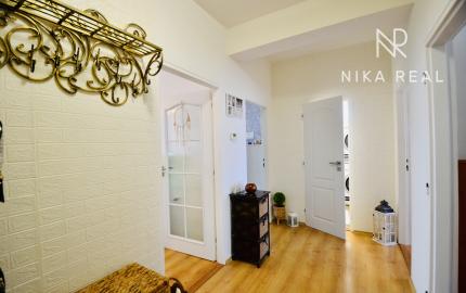 REZERVOVANÉ! Priestranný 3-izbový byt s loggiou a veľkou pivnicou len 10 minút od Trnavy