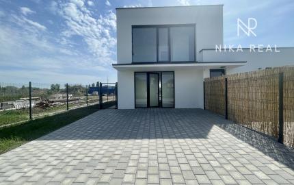 NOVOSTAVBA v štandarde – 4-izbový dom s terasou, parkovaním a nízkymi nákladmi v Kráľovej pri Senci