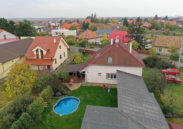 Veľký RD 5 min. od Senca, altánok, bazén, prístrešok na auto