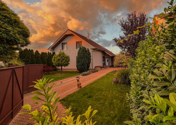 Veľký RD 5 min. od Senca, altánok, bazén, prístrešok na auto