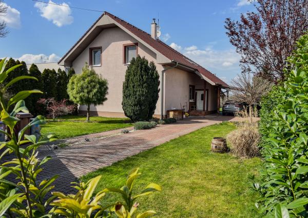 Veľký RD 5 min. od Senca, altánok, bazén, prístrešok na auto