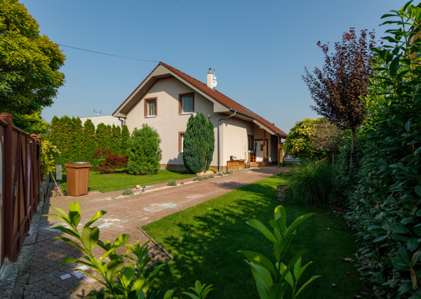 Veľký RD 5 min. od Senca, altánok, bazén, prístrešok na auto