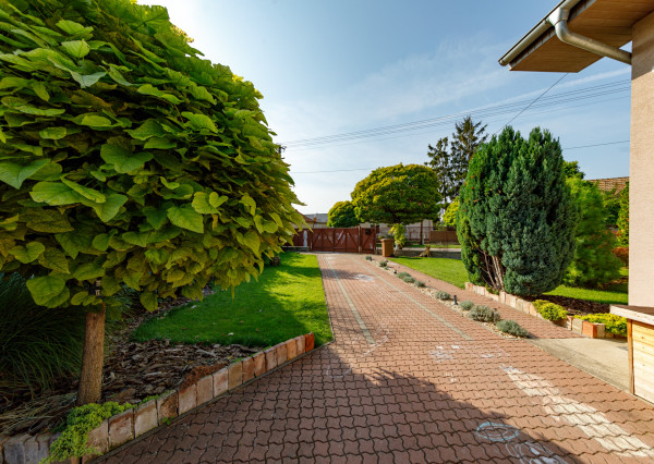 Veľký RD 5 min. od Senca, altánok, bazén, prístrešok na auto