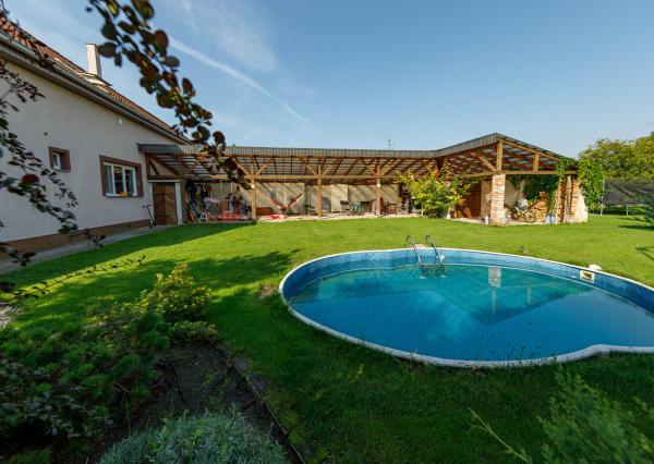 Veľký RD 5 min. od Senca, altánok, bazén, prístrešok na auto