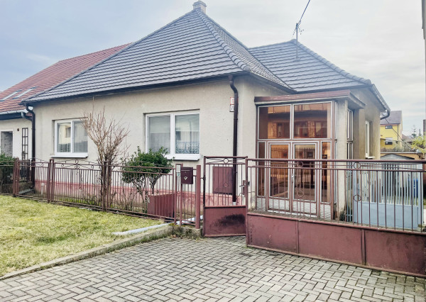 Veľký, čiastočne zrekonštruovaný rodinný dom v centre obce, len 10 min. od Trnavy