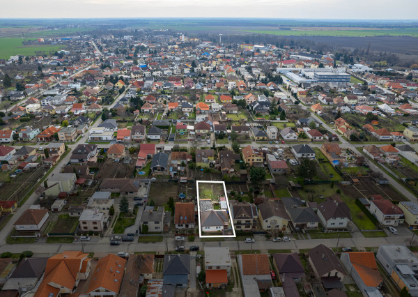 Veľký, čiastočne zrekonštruovaný rodinný dom v centre obce, len 10 min. od Trnavy