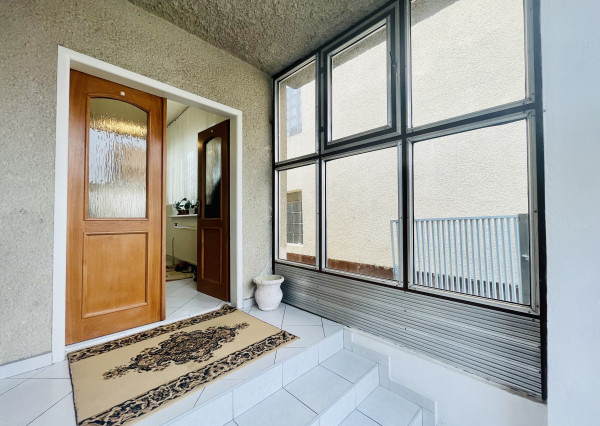 Veľký, čiastočne zrekonštruovaný rodinný dom v centre obce, len 10 min. od Trnavy