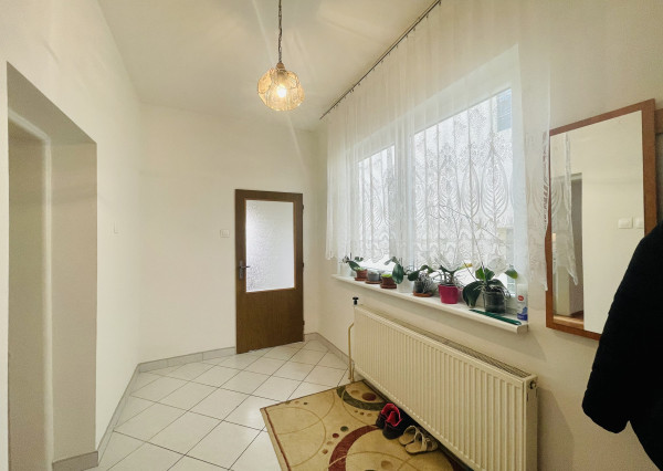 Veľký, čiastočne zrekonštruovaný rodinný dom v centre obce, len 10 min. od Trnavy