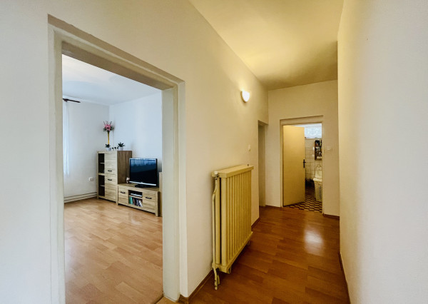 Veľký, čiastočne zrekonštruovaný rodinný dom v centre obce, len 10 min. od Trnavy