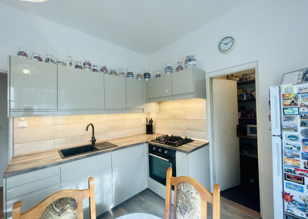 Veľký, čiastočne zrekonštruovaný rodinný dom v centre obce, len 10 min. od Trnavy