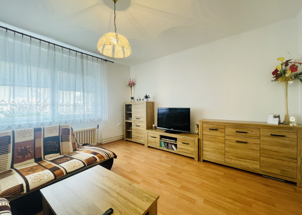 Veľký, čiastočne zrekonštruovaný rodinný dom v centre obce, len 10 min. od Trnavy