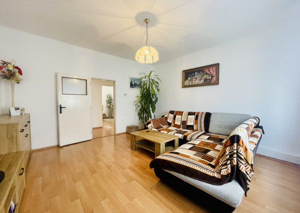 Veľký, čiastočne zrekonštruovaný rodinný dom v centre obce, len 10 min. od Trnavy