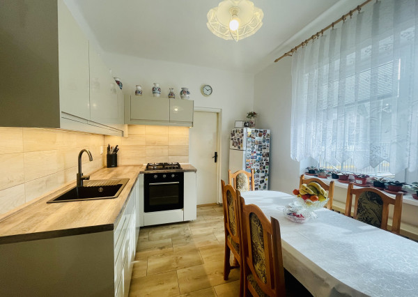 Veľký, čiastočne zrekonštruovaný rodinný dom v centre obce, len 10 min. od Trnavy