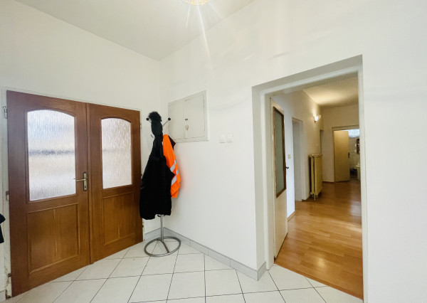 Veľký, čiastočne zrekonštruovaný rodinný dom v centre obce, len 10 min. od Trnavy