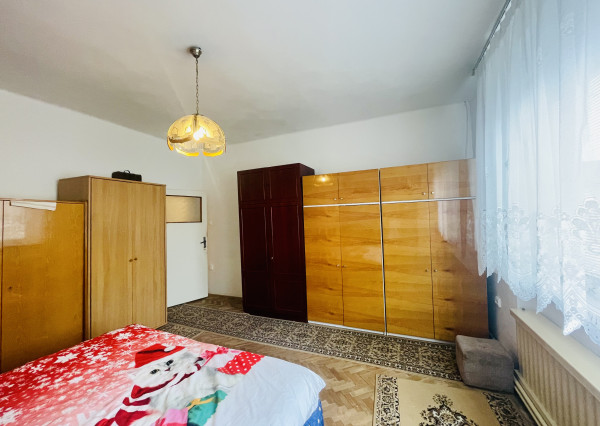 Veľký, čiastočne zrekonštruovaný rodinný dom v centre obce, len 10 min. od Trnavy