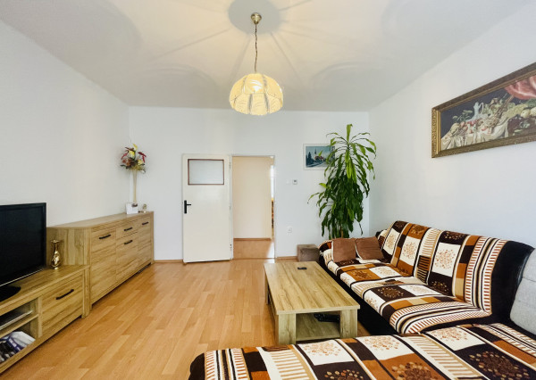 Veľký, čiastočne zrekonštruovaný rodinný dom v centre obce, len 10 min. od Trnavy