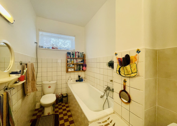 Veľký, čiastočne zrekonštruovaný rodinný dom v centre obce, len 10 min. od Trnavy