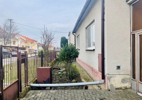 Veľký, čiastočne zrekonštruovaný rodinný dom v centre obce, len 10 min. od Trnavy