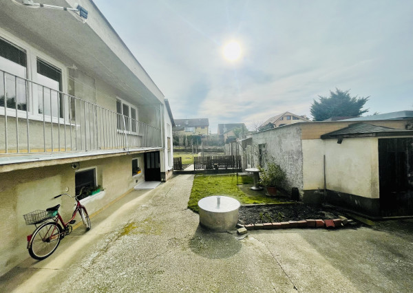 Veľký, čiastočne zrekonštruovaný rodinný dom v centre obce, len 10 min. od Trnavy