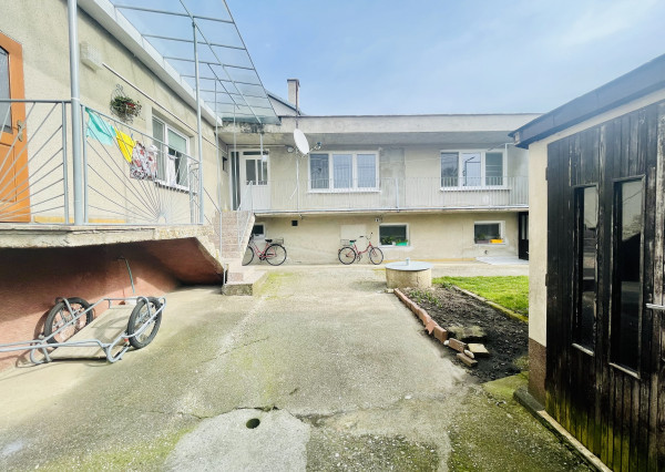 Veľký, čiastočne zrekonštruovaný rodinný dom v centre obce, len 10 min. od Trnavy