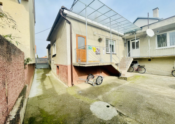 Veľký, čiastočne zrekonštruovaný rodinný dom v centre obce, len 10 min. od Trnavy