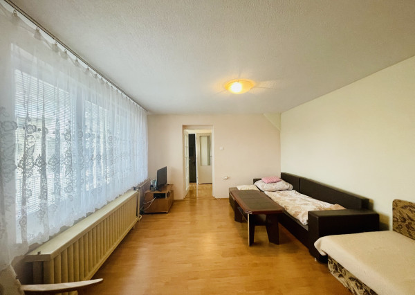 Veľký, čiastočne zrekonštruovaný rodinný dom v centre obce, len 10 min. od Trnavy