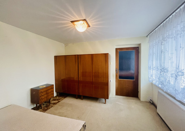 Veľký, čiastočne zrekonštruovaný rodinný dom v centre obce, len 10 min. od Trnavy