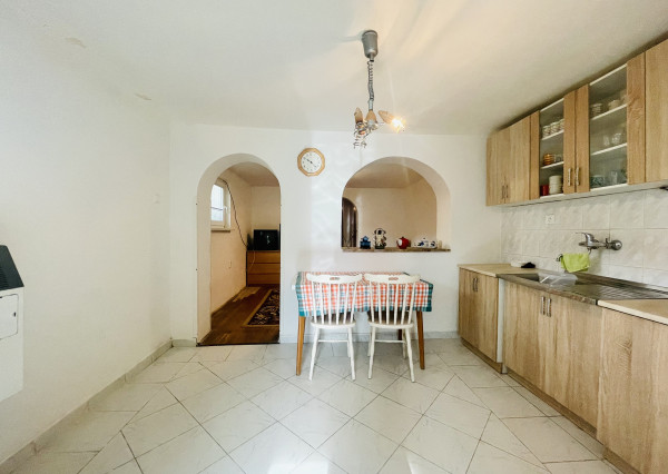 Veľký, čiastočne zrekonštruovaný rodinný dom v centre obce, len 10 min. od Trnavy