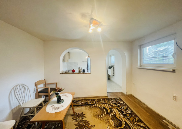 Veľký, čiastočne zrekonštruovaný rodinný dom v centre obce, len 10 min. od Trnavy