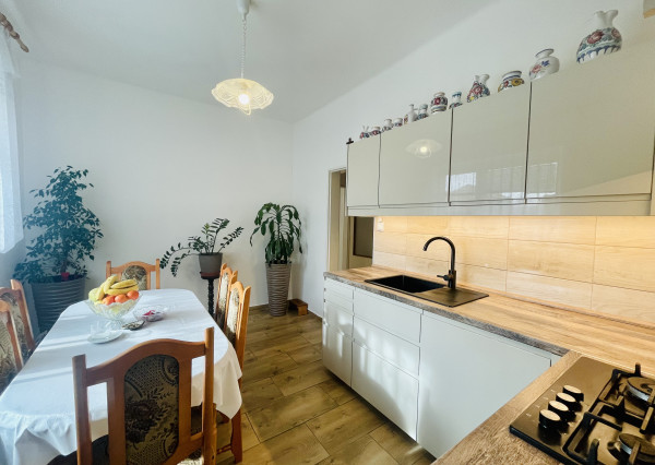 Veľký, čiastočne zrekonštruovaný rodinný dom v centre obce, len 10 min. od Trnavy