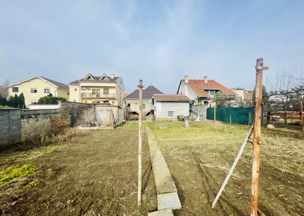 Veľký, čiastočne zrekonštruovaný rodinný dom v centre obce, len 10 min. od Trnavy