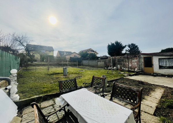 Veľký, čiastočne zrekonštruovaný rodinný dom v centre obce, len 10 min. od Trnavy