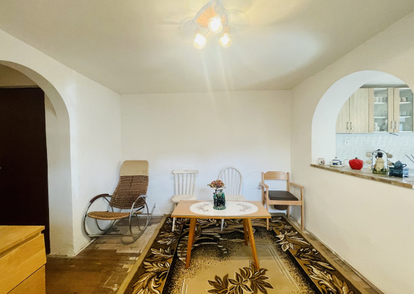 Veľký, čiastočne zrekonštruovaný rodinný dom v centre obce, len 10 min. od Trnavy