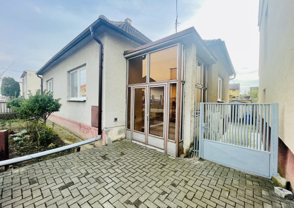 Veľký, čiastočne zrekonštruovaný rodinný dom v centre obce, len 10 min. od Trnavy