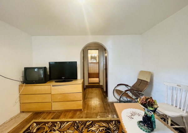 Veľký, čiastočne zrekonštruovaný rodinný dom v centre obce, len 10 min. od Trnavy