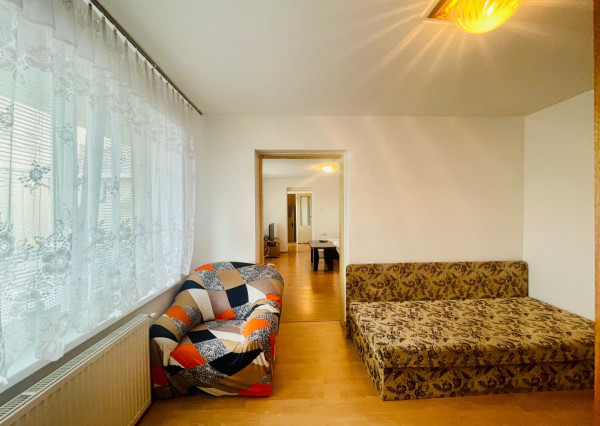 Veľký, čiastočne zrekonštruovaný rodinný dom v centre obce, len 10 min. od Trnavy