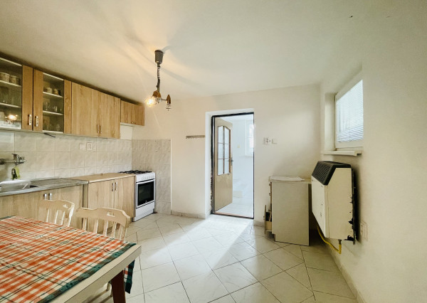 Veľký, čiastočne zrekonštruovaný rodinný dom v centre obce, len 10 min. od Trnavy