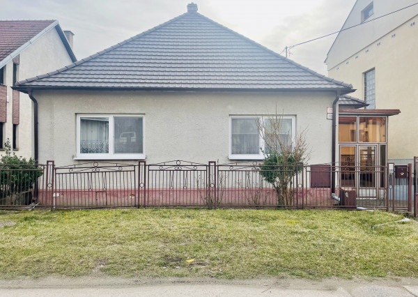 Veľký, čiastočne zrekonštruovaný rodinný dom v centre obce, len 10 min. od Trnavy