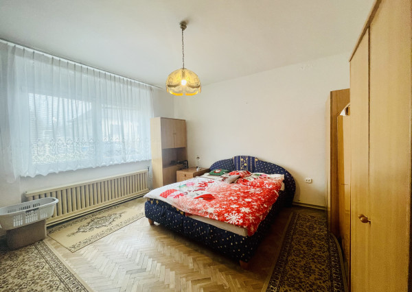 Veľký, čiastočne zrekonštruovaný rodinný dom v centre obce, len 10 min. od Trnavy