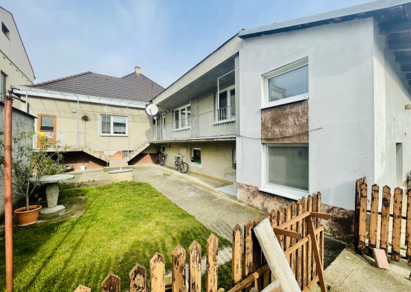 Veľký, čiastočne zrekonštruovaný rodinný dom v centre obce, len 10 min. od Trnavy