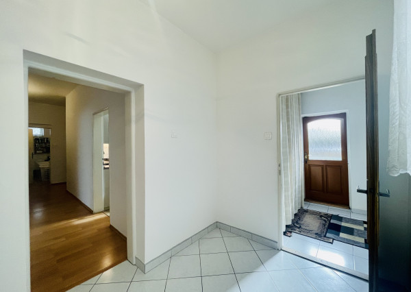 Veľký, čiastočne zrekonštruovaný rodinný dom v centre obce, len 10 min. od Trnavy