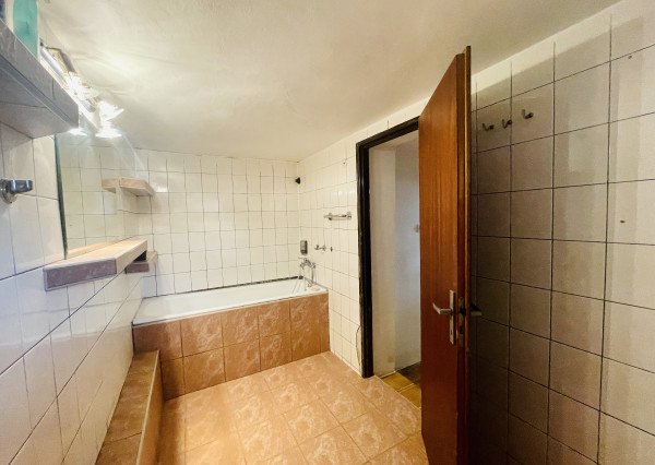 Veľký, čiastočne zrekonštruovaný rodinný dom v centre obce, len 10 min. od Trnavy