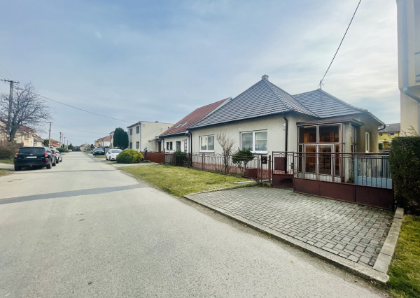 Veľký, čiastočne zrekonštruovaný rodinný dom v centre obce, len 10 min. od Trnavy