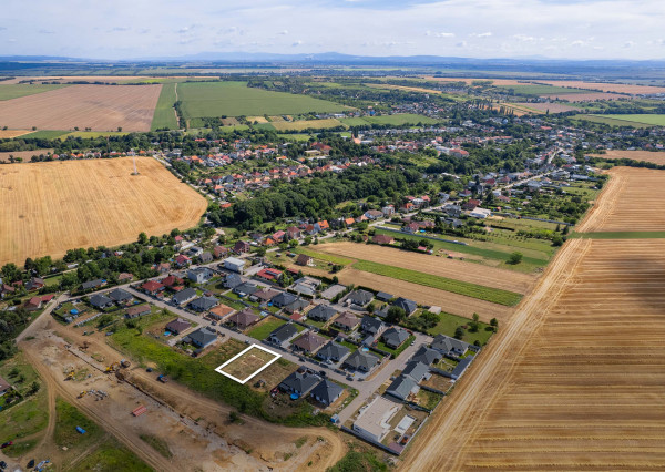 Stavebný pozemok s projektom, stavebným povolením a základmi RD